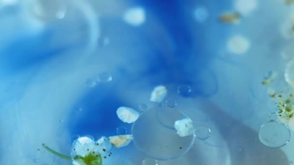 Лепесток Плавающий Натуральный Гель Ослабленный Синий Белый Цвет Чернила Воды — стоковое видео