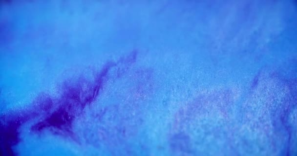 闪光的液体流动 闪闪发光的油漆 脱色蓝色紫色全息光泽闪亮沙粒混合水墨波纹抽象艺术背景 — 图库视频影像