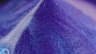 Parlak mürekkep döküldü. Boya taşması. Bulanık neon mavisi beyaz renk parlak parlak desen sıvı parlatıcı piramit tasarımı soyut sanat arkaplan.