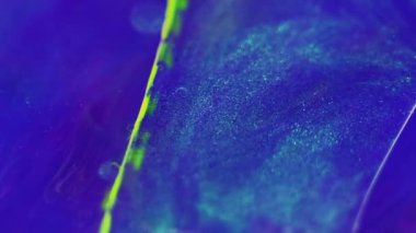 Jel damlası. Parıldayan sıvı. Boya suyu karışımı. Bulanık neon mavisi, yeşil pembe parlak duman dokusu yağ mürekkebi baloncukları soyut sanat arka planında yüzüyor..