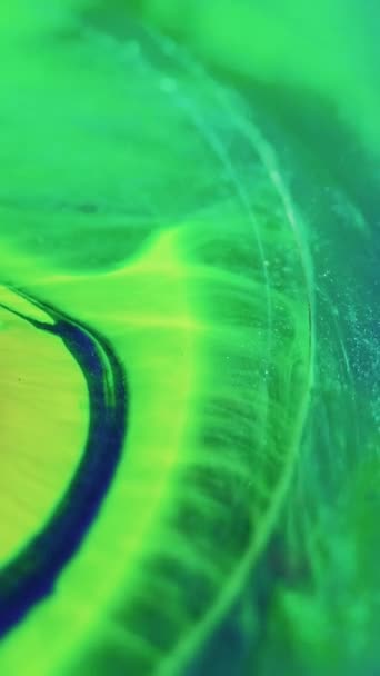 Вертикальне Відео Рідкий Фарбувальний Фон Плаваючі Гойдалки Колір Масляної Суміші — стокове відео