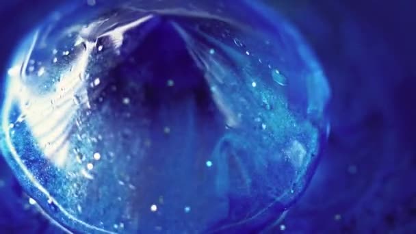 新钻石 闪闪发光的油漆 脱色蓝色闪烁着彩虹宝石滴滴透明液体与凝聚态流动抽象艺术背景 — 图库视频影像