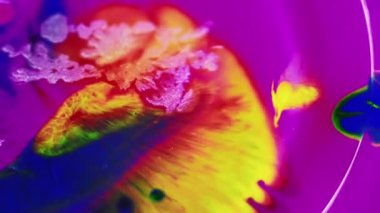 Su karışımı boya. Yağ balonu. Odaklanmamış parlak mor mavi renkli simli jel sıvı boya sıçrama sıçraması soyut sanat arka planı.