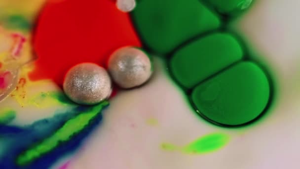 バブルを塗る カラフルオイル 白いミルクの質の抽象的な芸術の背景の浮遊動きに割り当てられた赤い緑の銀のスパークリング アクリル インク水ミックス ドロップレット球 — ストック動画