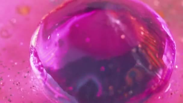 ネオンプリズム ぬれたシマーの質 分解された紫色の紫色の色のホログラフィーの水晶ドリッピングの輝きの液体の輝く粒子の虹彩の光の抽象的な芸術の背景 — ストック動画