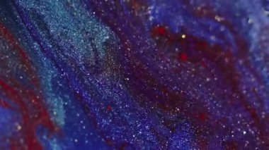 Parlak boya damlıyor. Mürekkep döküldü. Bulanık kırmızı mavi renk parıldayan akrilik sıvı dalga bokeh hafif doku soyut sanat arka planı.