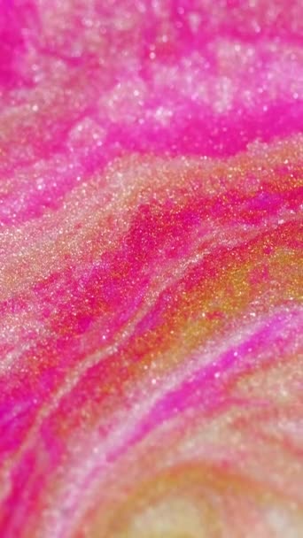 バーティカルビデオ ウェットグリッターテクスチャー 光沢のあるインクの水 鮮やかなピンクゴールデンカラー 抽象アートの背景に輝くクリスタルペイントブレンドモーション — ストック動画