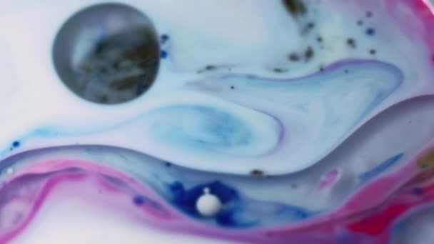 ジェル バブル カラーウォーター 不分割された白い紫色の青いインクの渦巻きオイルのドロップの粗い円の汚れの回転の混乱したラインの抽象的な芸術の背景 — ストック動画