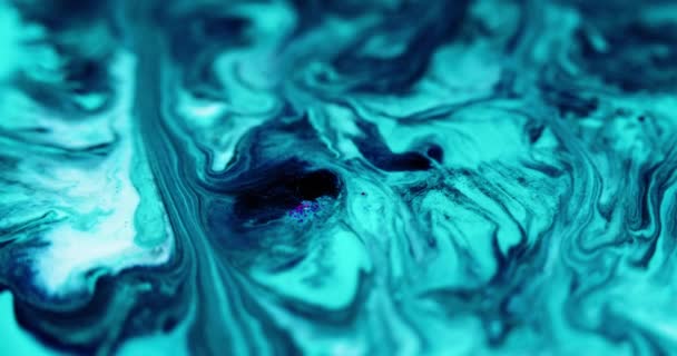 インク流出 アクリル染料の流れ ピンクのスパークルの輝く液体波動の抽象的な芸術の背景が付いている分解された青い黒い色のペンキのエマルジョン色の顔料の液体のブレンドの塵の粒子 — ストック動画