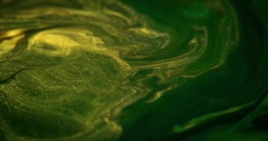Mürekkep akışı. Parlak boya dalgası. Islak sim dokusu. Bulanık yeşil altın rengi parıldayan toz pulu parçacıkları pigment emülsiyon hareketli soyut sanat arka planı.