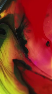 Renk dumanı. Su kabarcığını boya. Odaklanmamış kırmızı sarı sisli doku yağlı mürekkep damlası sıçrama karışımı soyut sanat arkaplanı.