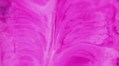 Soyut arkaplan. Mürekkep karışımı. Sihir akıyor. Bulanık, parlak, mor, beyaz, beyaz, boya, su karışımı akışı akışkan, pürüzsüz doku sanatı..