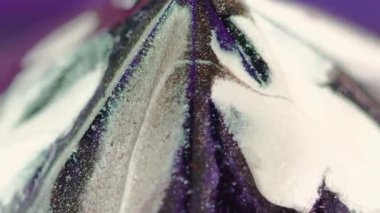 Parıltılı piramit. Boya damlası. Odaklanmamış neon mavisi beyaz renk parıldayan parçacıklar desen mürekkep damlası hareket eden geometrik soyut sanat arkaplanı.