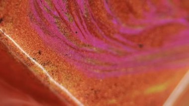 Parlak mürekkep akışı. Işıldayan parlatıcı. Bulanık kırmızı pembe, parlak siyah parçacıklar boya emülsiyon çağlayan hareket soyut sanat arka planı.