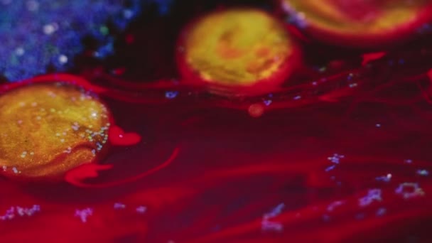 闪闪发光的水滴 油漆水 模糊的金黄色闪烁着粒子质感的蓝色液体波气泡漂浮抽象艺术背景 — 图库视频影像
