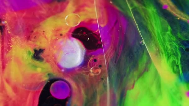 油漆油泡 墨水水混合 模糊生动的紫色绿色透明的黄色闪光质感凝胶液体斑点漂浮抽象艺术背景 — 图库视频影像