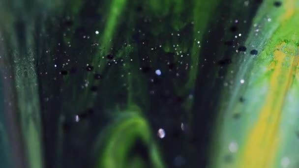 こぼれを塗る ウェットグリッタードリップ グリーンブラックイエローカラー光沢のあるシキン粒子テクスチャアクリルインク波動動抽象アート背景 — ストック動画
