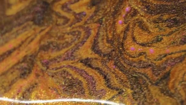 Islak Sim Dökülmüş Boya Damlası Bulanık Altın Bronz Siyah Renk — Stok video