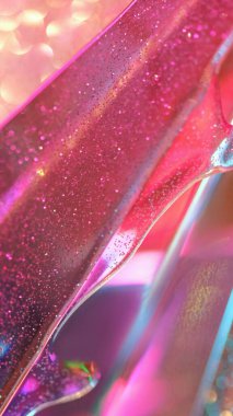 Renkli ışıltılar. Parlak taşkınlıklar. Cam yağ dokusunda pembe sıvı ışıklar. Bulanık altın bokeh ışınlar. Boş boşluğu kaplıyor..