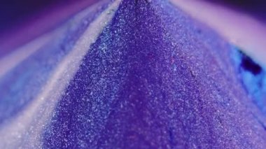 Parıldayan sıvı dökülmüş. Parlak piramit. Parlayan parlak metalik desenli parlak parlak mavi neon rengi soyut sanat arkaplan hareketli parlatıcı.