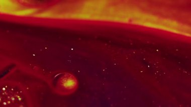 Boya dökülmüş. Parlak sıvı akışı. Sıcak magma. Bulanık kırmızı, sarı, parlak baloncuk, desen, mürekkep, dalga, soyut sanat arka planı..