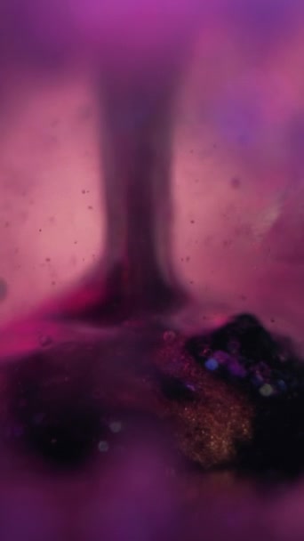 垂直录像 凝胶液滴 墨水泡 血清乳液质感 脱色霓虹灯紫色粉红黑色闪烁着湿淋淋的涂料液滴运动艺术抽象背景 — 图库视频影像