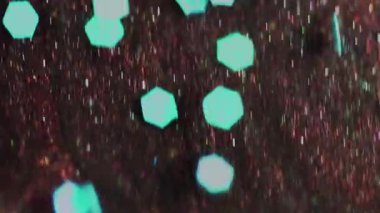 Parıltı dalgası. Boya dökülmüş. Odaklanmamış mavi bronz kahverengi altın rengi parıldayan pullu parçacıklar bokeh hafif dokusu mürekkep akışı su akışı soyut sanat arka planı.