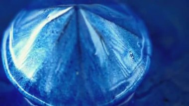 Parlak safir. Parıltılı boya. Yansıtıcı sıvı. Odaklanmamış mavi elmas parıltılı kristal parıltılı ışık deseni soyut sanat arka planı.