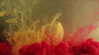 Renk sıçraması. Mürekkep suyu patlaması. Fantezi dumanı. Bulanık altın parçacıkları üzerinde parlak kırmızı sıvı sisli boya dalgası karışımı soyut sanat arkaplanı.