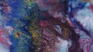 Parıldayan sıvı dökülmüş. Boya sıçraması. Odaklanmamış mavi altın rengi ışıltılı metalik mürekkep karışımı bokeh hafif mermer dokusu soyut sanat arkaplanı.