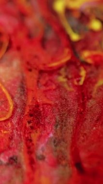 Parlak mürekkep akışı. Boya suyu döker. Görüntü kırmızı renk metalik parçacıklar desen sıvı karışımı dalga hareketi soyut sanat arkaplanı.