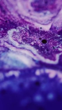 Dikey video. Soyut arkaplan. Parlak mürekkep. Parıldayan karışık sanat. Odaklanmamış parlak mor beyaz renk sıvı boya parçacıkları düzgün doku hareketi.