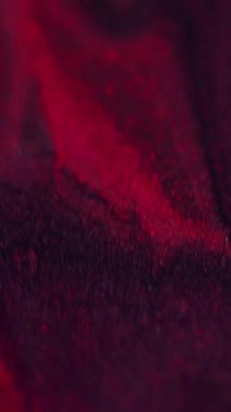 Dikey video. Parlak boya akışı. Mürekkep suyu. Bulanık parlak pembe mor renkli sim parçacıkları mermer desen sıvı sızıntısı dalga soyut sanat arkaplanı.