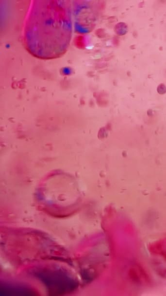 Vertikales Video Gelee Blasen Gelflüssigkeit Tropft Tintenwasser Defokussiert Lebendige Rosa — Stockvideo