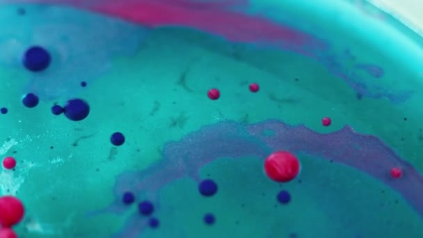 Boya Küreleri Parlak Mürekkep Odaklanmamış Mavi Mor Renkli Parlak Baloncuklar — Stok video