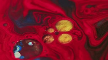 Mürekkep karıştırılmış su. Yağ kabarcıkları. Bulanık kırmızı, altın sarısı, mavi, parıltılı, parıltılı, parlak, parlak, akrilik boya daireleri soyut sanat arka planında yüzüyor..