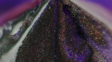 Parıltılı piramit. Boya dökülmüş. Odaklanmamış neon mavisi bronz parlak parçacıklar bokeh hafif desen mürekkep akışı geometrik soyut sanat arka planı.