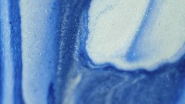 Parlak sıvı damlası. Mürekkep döküldü. Bulanık mavi renk metalik desen boya emülsiyon parlatıcı dalga hareketi cazibe soyut sanat arka planı.