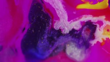 Boya karışımı. Parlak mürekkep suyu. Renk sisi. Odaklanmamış parlak morumsu pembe sarı parlak desen sıvı emülsiyon soyut sanat arkaplanı.