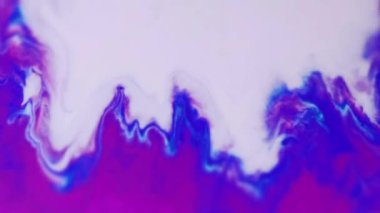 Soyut arkaplan. Akrilik karışımı. Akışkan dalgalar. Bulanık, mavi, beyaz, parıldayan parçacıklar. Renk emülsiyonu şeklinde dönen boya. Fantezi sanatını yayıyor..