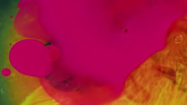 Su karışımı boya. Mürekkep sıçraması. Yağ kabarcıkları. Bulanık parlak morumsu pembe renk sıvı dalga duman dokusu soyut sanat arkaplanı.