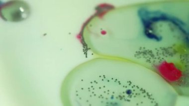 Yağlı baloncuk boyası. Parıldayan su. Disko ışığı. Odaklanmamış yeşil, mor, mor, parlak pullar jel, titrek, soyut sanat arkaplanı..