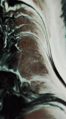 Dikey video. Mermer mürekkep. Boya akışı. Beyaz bronz siyah renk parıltılı sıvı su karışımı dalga hareket damarı dokusu soyut sanat arkaplan.