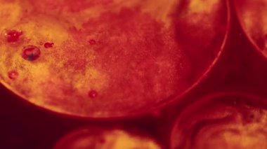 Parıldayan kabarcıklar. Parlayan küre. Uzay gezegeni. Bulanık kırmızı turuncu renkler parlak daireler yağlı mürekkep su yüzen soyut sanat arka planı.