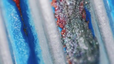 Köpüklü boya damlası. Islak sim dökülmüş. Odaklanmamış gümüş mavisi kırmızı parlak parlak sıvı emülsiyon damla çizgi desen soyut sanat arkaplan.