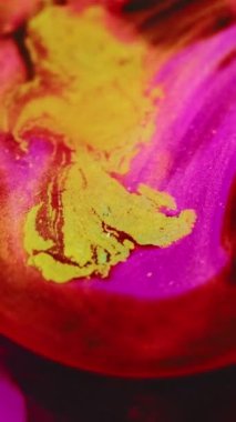 Renkli sim dokusu. Su karışımı boya. Bulanık, kırmızı, kırmızı, kırmızı, parlak parçacıklar koyu siyah sanat soyut arka planında yüzen mürekkep karışımı..