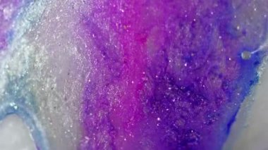 Parlak parçacık dokusu. Parıltılı boya döküldü. Bulanık mavi mor beyaz renk pırıl pırıl mürekkep akışı soyut sanat arka planı.