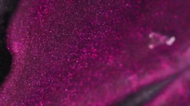 Işıldayan doku. Islak sim. Odaklanmamış morumsu pembe renkli parlak boya dalgası Bokeh hafif cazibeli soyut sanat arka planı.