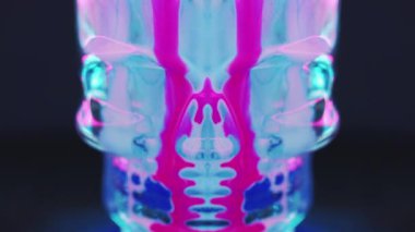 Mürekkep kafatası. Neon iskelet. Esrarengiz büyü. Odaklanmamış floresan mavisi açık pembe boya akışı siber kafası koyu siyah simetrik soyut sanat arka planında.