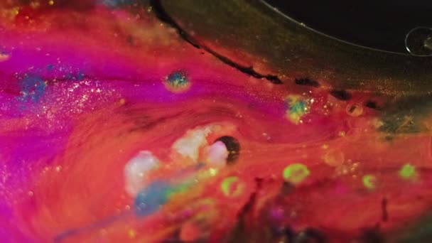 闪光的油液 油漆水流 模糊的粉红珊瑚橙色金黄色光泽粒子质感透明凝胶液态波抽象艺术背景 — 图库视频影像